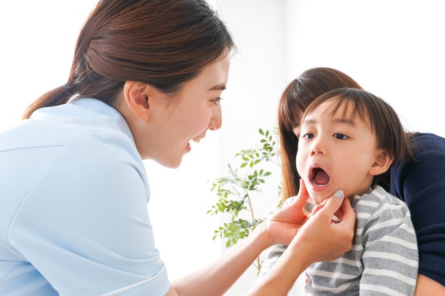 歯科スタッフと子ども